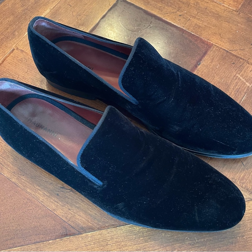 Magnanni men’s black velvet loafers sz 11. Made in Spain